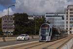 Tram 106 fährt aus der Oberstadt von Luxemburg in Richtung Bahnhof und weiter bis zum Lycee Bouneweg.