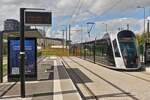 Tram verlässt die Haltestelle am Pôle d’échange Howald in der Stadt Luxemburg in Richtung Stadion.