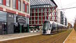 Auf der Suche nach geeigneten Fotostellen in Luxembourg-Kirchberg - Spiegelungen von der Stra�enbahn findet man gelegentlich, es gibt aber bestimmt noch bessere M�glichkeiten. Ein CAF Urbos von LUXTRAM S.A. fotografiert in Luxembourg-Kirchberg an der Kreuzung von der Rue Nicolas Copernicus und der Avenue John F. Kennedy am 12.12.2017. (Jeanny)