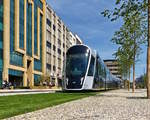 Drei neue Haltestellen fr die Straenbahn - Die leichte Steigung der Alle Scheffer in Luxembourg-Ville, wo teils begrnte Gleise liegen, eignet sich hervorragend um den fotogenen CAF Urbos von LUXTRAM S.A. auf dem neuen Streckenteilstck in Szene setzen. 27.07.2018 (Jeanny)