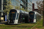 Tram 125 und 104 begegnen sich auf dem Kirchberg in der Stadt Luxemburg.