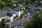 Städtefoto mit Viadukt und Bahn -    Der im Tal der Alzette liegende Luxemburger Stadtteil Grund mit dem Pulvermühlenviadukt im Hintergrund.