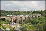 Ein Doppel Triebwagen der Baureihe 2300 Kiss ist hier auf dem Viadukt in HÖhe der Kasematten am 22.5.2023 um 15.47 Uhr aus Richtung Hauptbahnhof Luxembourg kommend in Richtung Haltepunkt