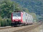 Eisenbahn trifft Landwirtschaft! Whrend E-Lok 4009 mit ihrem Zug in Richtung Ettelbrck unterwegs ist, ist die Schranke in Erpeldange schon wieder geffnet und ein Traktor passiert den Bahnbergang. 21.09.08 (Jeanny) 