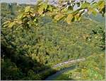 Die Schatten werden lnger im engen Tal der Sauer! RB 3235 in Richtung Luxemburg, fotografiert vom Aussichtspunkt  Ierwescht Fuusslee  (314 m) etwas unterhalb der Burg Bourscheid am 04.10.08.