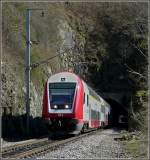 Einen doppelten Tunnelblick gewhrt diese Fotostelle in Michelau. Der IR nach Troisvierges verlsst gerade den 291 Meter langen  tunnel de Michelau , whrend im Hintergrund noch das Portal des  tunnel de Burden  (534 Meter) zu sehen ist. 10.04.10 (Jeanny)