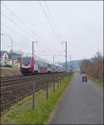 . Wandern entlang der Eisenbahnstrecke - Auch kurze Beine meisterten am 08.04.2013 tapfer den langen Wanderweg zwichen Lintgen und Mersch und am Schluss winkte eine tolle berraschung in Form eines schnen Spielplatzes.
 
Zuerst einmal aber galt die Aufmerksamkeit dem CFL Wendezug, der als RE 3766 Luxembourg - Troisvierges dem Bahnhof von Mersch entgegenstrebte. (Jeanny)
