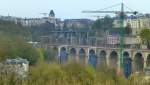 Luxemburg, Nordausfahrt aus dem Bahnhof Luxembourg, Linie 10 Nordstrecke Luxemburg-belgische Grenze und Linie 30 Luxemburg-Sandweiler-Wasserbillig-deutsche Grenze. Neben dem alten zweigleisigen  Pulvermhle  Viadukt wird eine neue zweigleisige Brcke fr die Linie 30 gebaut. Von Luxemburg-Cents aus gesehen. 21.04.2013