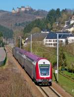 . Vorfrhling in Luxemburg - Die RB 3235 Wiltz - Luxembourg durchfhrt am 10.03.2014 das bereits frhlingshaft anmutende Sauertal in Michelau vor der Kulisse der Burg Bourscheid. (Jeanny)