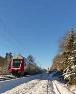 . Herrliches Winterwetter - Obwohl Weihnachten schon vorbei ist, so kam doch noch ein bisschen Weihnachtsstimmung auf beim Anblick der verschneiten Landschaft und dem blauen Himmel, als der CFL Wendezug, Steuerwagen voraus, als RE 3787 Troisvierges - Luxembourg am 28.12.2014 zwischen Troisvierges und Maulusmhle ber die Nordstrecke brauste. Schublok war die CFL Cargo 4012. (Jeanny)