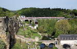 Eine Lok der Serie 4000 zieht einen Doppelstockzug über den Clausener-Viadukt in Luxemburg am 27.04.2018 in Richtung Norden