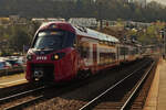 CFL 2410, hlt im Bahnhof von Dommeldingen, auf dem Weg nach Diekirch.