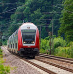 Steuerwagen voraus, geschoben von der CFL 4006 (eine TRAXX P140 AC1) rauscht der IR von Luxembourg nach Toisvierges (Ulflingen) am 15 Juni 2013 bei Erpeldingen an der Sauer (Luxemburg) /