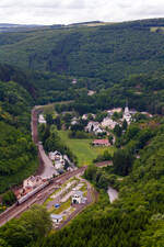Blick von der Hockslay, die CFL 3006 hat am 15 Juni 2013 mit belgischen I11 Reisezugwagen als IR von Luxembourg über Troisvierges und Liège (Lüttich) nach Liers(B) den Bahnhof