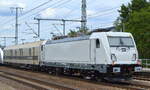 Fabrikneue TRAXX MS3 Lok (NVR:  91 82 6188 060-6 LU-CFL ) für die Luxemburger CFL (Cargo?) am Ende eines Überführungszuges am Haken von RailAdventure GmbH Lok  111 082  am 22.08.22 Durchfahrt Bahnhof Golm.