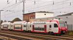 . Neues Gesicht in Trier - Am 27.02.2015 durchfhrt der CFL KISS Z 2308 den Hauptbahnhof von Trier, nachdem er kurz zuvor als RE 11 Luxembourg – Trier HBF im Einsatz war. (Hans)

Der neue RE 11 soll im Grunde stndlich zwischen Luxemburg und Koblenz verkehren und soll ab Trier mit dem RE 1 (fnfteiliger Stadler FLIRT 3 der DB Regio fr das RE-Netz Sdwest, kurz SWEX) gekuppelt werden. Auf Grund von nicht aus dem Weg gerumten Schwierigkeiten ist das z.Z. noch nicht mglich. Bislang fahren tglich drei CFL KISS solo bis Koblenz und zurck, laut letzten Informationen soll das Kuppeln bzw. Flgeln der beiden Zge in Trier aber Ende Mrz stattfinden.

Hier findet man alle technischen Details zum CFL KISS:

http://hellertal.startbilder.de/bild/luxemburg~zuege~personenzuege-rb-re-ir-ic/367541/der-cfl-2306-ein-dreiteiliger-elektrischer.html
