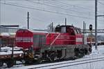 - Endlich erwischt - Die CFL Cargo DE 18-303 (92 82 4185 303 – 7) steht mit einem Güterzug auf einem Nebengleis im schneebedeckten Bahnhof Belval-Université.