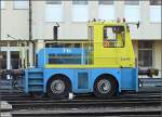 Dieser Zweiwegetraktor rangiert am 19.12.08 mit Gterwagen im Verschiebebahnhof von Ptange. (Jeanny)