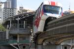 rapidKL Monorail Garnitur 25 mit den Nummern 2517 - 2520 (Hersteller: Scomi Rail, Type SUTRA) fährt am 13.Dezember 2023 von Maharajalela (MR3) kommend in die Stesen BBCC-Hang Tuah (MR4) ein.