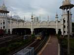 Ein KTM-Komuter am 21.01.2013 beim Verlassen des Bahnhofs Kuala Lumpur.