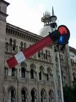 Ein altes Signal am 17.04.2011 vor dem Verwaltungsgebude der malaysischen Staatsbahn.