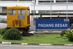 Auf dem Vorplatz der Stesen Padang Besar aufgestellter Kleinwagen am 14.Mai 2025.