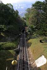 Blick von der KBB (Keretapi Bukit Bendera / Penang Hill Railway) Stesen Bukit Bendera (Penang Hill Station) talwärts in Richtung Tunnel. - Bild vom 18.Februar 2025.
