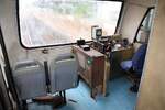 Führerstand mit 2 Fahrgastsitze (!) des JKNS 8803 (Hersteller: OEPL, Ovis Equipments Private Ltd., Indien, Baujahr: 2017). - Aufnahme vom 11.Februar 2025 in der Stesen Beaufort.