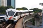 rapidKL LRT-Garnitur 47 mit Wagen 147 als letztes Fahrzeug (Hersteller: Bombardier, Type: Innovia ART 200 (Mark II) 818-Serie) fährt am 11.März 2024 aus der Stesen Pasar Seni (KJ14).