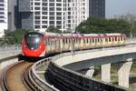 rapidKL MRT-Garnitur 227 (Hersteller: HAP Consortium, Hyundai Rotem + Apex Communications + POSCO Engineering, Type: EMU) Spitzname  Ducky  am 13.Dezember 2023 zwischen den Stesen's Cyberjaya Utara (PY39) und Cyberjaya City Centre (PY40).