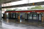 Wagen 2151 als letztes Fahrzeug der rapidKL MRT-Garnitur 215 (Hersteller: HAP Consortium, Hyundai Rotem + Apex Communications + POSCO Engineering, Type: EMU) Spitzname  Ducky  am 12.März 2024 in der Stesen Sungai Buloh (PY04).