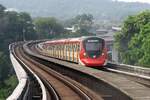 rapidKL MRT-Garnitur 236 (Hersteller: HAP Consortium, Hyundai Rotem + Apex Communications + POSCO Engineering, Type: EMU) Spitzname  Ducky  am 12.März 2024 auf der Putrajaya Line (PY) zwischen