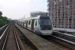 rapidKL MRT-Garnitur 112 (Hersteller: Siemens/CSR Nanjing Puzhen / SMH Rail, Type: Siemens Inspiro) Spitzname  The Guiding Light  am 12.März 2024 auf der Kajang Line (KG) zwischen den Stesen's Kwasa Sentral (KG05) und Kota Damansara (KG06).