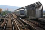 rapidKL MRT-Garnitur 141 (Hersteller: Siemens/CSR Nanjing Puzhen / SMH Rail, Type: Siemens Inspiro) Spitzname  The Guiding Light  fährt am 12.März 2024 auf der Kajang Line (KG) in die Stesen Mutiara Damansara (KG08) ein.