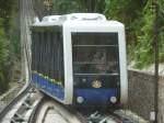 Ein Talwrts fahren Wagen der Penang Hill Railway kommt am 25.4.2011 unserem Wagen entgegen und wie man sieht werden die nagelneuen Wagen aus beiden Richtungen fotografiert. Die Standseilbahn wurde an dem Tag nach lngerer Modernisierungspause mit neuen Wagen aus der Schweiz wiedererffnet. Die offizielle Erffnung fand eine Woche spter statt.