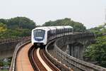 rapidKL LRT-Garnitur 28 mit Wagen 128 als erstes Fahrzeug (Hersteller: Bombardier, Type: Innovia Metro 300) der KLAV 27 Serie (KLAV = Kuala Lumpur Additional Vehicle programme) am 12.März 2024