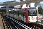 rapidKL LRT-Garnitur (Hersteller: CSR Zhuzhou Electric Locomotive Co., Ltd., Type: LRV-Gelenktriebzug) Spitzname  AMY  mit Wagen 4271 als erstes Fahrzeug am 13.Dezember 2023 auf der Sri Petaling Line (SP) kurz vor der LRT-Station Sungai Besi (SP16).