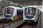 rapidKL LRT-Garnitur 92 mit Wagen 292 der KLAV 27 Serie (KLAV = Kuala Lumpur Additional Vehicle programme) als letztes Fahrzeug und LRT-Garnitur 84 mit Wagen 284 der KLAV 14 Serie (für beide: Hersteller: Bombardier, Type: Innovia Metro 300) als erstes Fahrzeug am 12.März 2024 in der Stesen KL Sentral (KJ15).