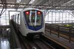 rapidKL LRT-Garnitur 84 mit Wagen 184 als letztes Fahrzeug (Hersteller: Bombardier, Type: Innovia Metro 300) der KLAV 14 Serie (KLAV = Kuala Lumpur Additional Vehicle programme) fährt am