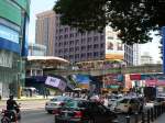 Eine Monorail mit Werbung fr Macau verlsste die Station Bukit Bintang am 18.04.2011 in Richtung Titiwangsa.