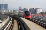 rapidKL MRT-Garnitur 224 (Hersteller: HAP Consortium, Hyundai Rotem + Apex Communications + POSCO Engineering, Type: EMU) Spitzname  Ducky  hat am 13.Dezember 2023 soeben die Stesen Sungai Besi (PY29) in Richtung Taman Teknologi (PY30) verlassen.