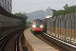 rapidKL MRT-Garnitur 203 (Hersteller: HAP Consortium, Hyundai Rotem + Apex Communications + POSCO Engineering, Type: EMU) Spitzname  Ducky  am 12.März 2024 auf der Putrajaya Line (PY) zwischen den Stesen's Sri Damansara Timur (PY08) und Sri Damansara Sentral (PY07).