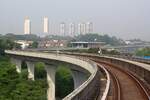 Streckenabschnitt der rapidKL MRT Putrajaya Line (PY) zwischen den Stesen's Sri Damansara Barat (PY06) und Sri Damansara Damai (PY05 - im Hintergrund erkennbar) am 12.März 2024.