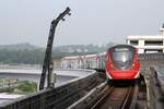 rapidKL MRT-Garnitur 204 (Hersteller: HAP Consortium, Hyundai Rotem + Apex Communications + POSCO Engineering, Type: EMU) Spitzname  Ducky  verlässt am 12.März 2024 die Stesen Sungai Buloh (PY04) in Richtung Kampung Selamat (PY03).