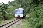JKNS 8801 (Hersteller: OEPL, Ovis Equipments Private Ltd., Indien, Baujahr: 2017) am 13.Februar 2025 als Zug PS102 vom 2 Km entfernten Haltepunkt Batu 78 kommend kurz vor der Stesen Pangi.