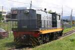 JKNS 7002 (Hersteller: OEPL, Ovis Equipments Private Ltd., Indien, Type: YHD 800 48) am 15.Februar 2025 als Lokzug von Tanjung Aru ins Depot Kinarut kurz nach der Stesen Putatan.