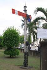 In der Zufahrt zum KTM Headquarter befinden sich eine kleine Grünanlage in der auch 2 Formsignale aufgestellt sind.