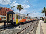  Al Atlas  Fernzug nach Fes steht im Bahnhof von Marrakech, 12.06.2024.
