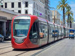 Straßenbahn Casablanca Linie 1 nach Lissasfa vor der Haltestelle Marché Central, 14.06.2024.