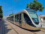 Straßenbahn Rabat-Salé Zug 054 auf der Linie 2 nach Yacoub El Mansour in der Haltestelle Medina de Rabat, 13.06.2024.